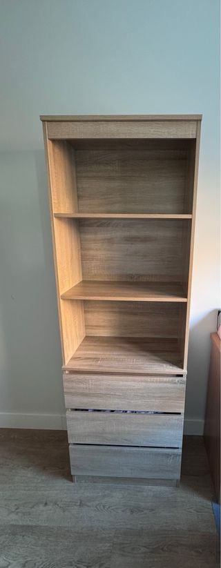 Cama nido, mesita, estantería y escritorio.