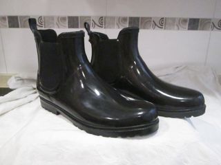 BOTINES DE AGUA COLOR NEGRO CHAROL NUMERO 39