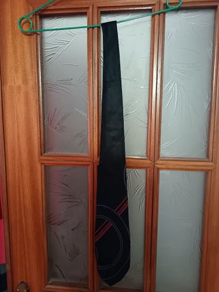 Corbata negra con detalles rojos
