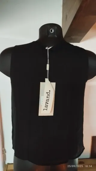 Blusa negra con adornos en hombros