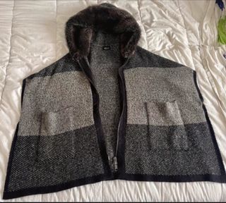 Capa Zara con capucha y pelo Talla Única