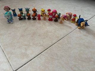 Lote de muñecos variados