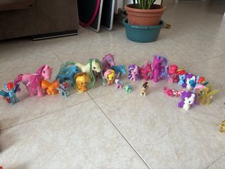 Lote de muñecos variados