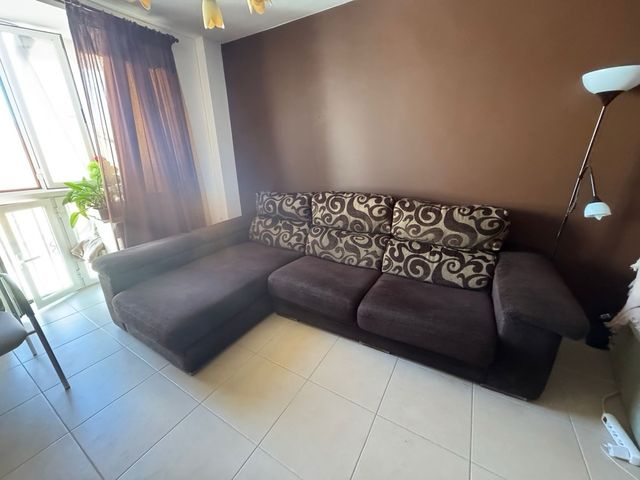 Sofá chaiselongue marrón y multicolor