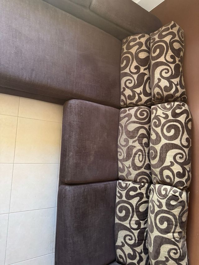 Sofá chaiselongue marrón y multicolor