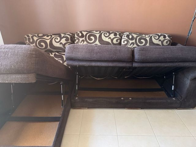 Sofá chaiselongue marrón y multicolor