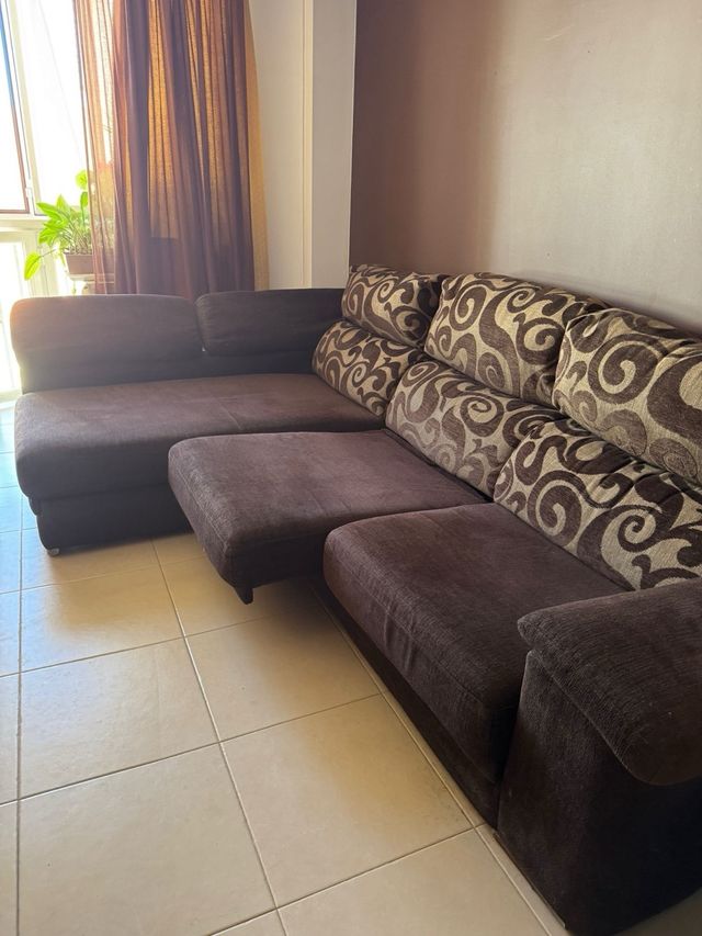 Sofá chaiselongue marrón y multicolor