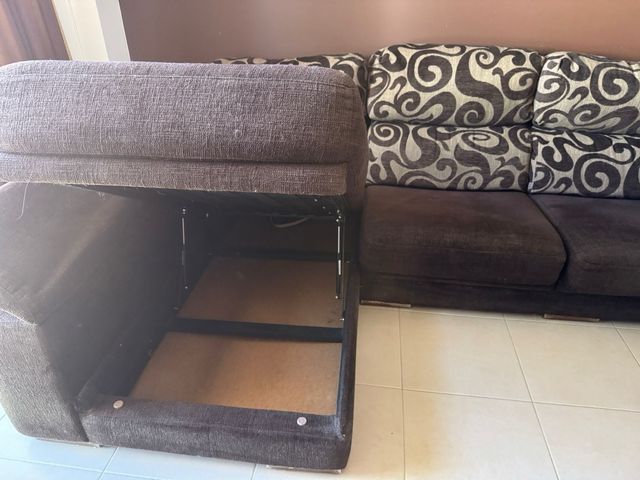 Sofá chaiselongue marrón y multicolor
