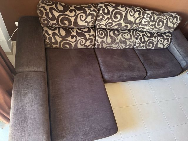 Sofá chaiselongue marrón y multicolor