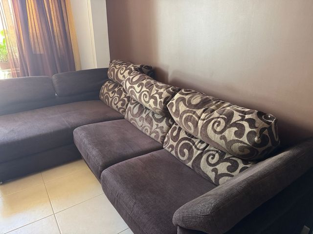 Sofá chaiselongue marrón y multicolor