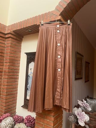 Falda midi plisada con botones
