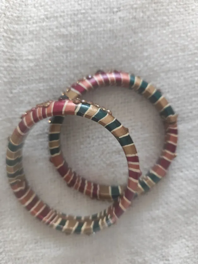 Pulseras doradas y multicolor