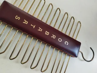 Antiguo corbatero de metal y cuero