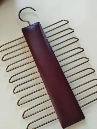 Antiguo corbatero de metal y cuero