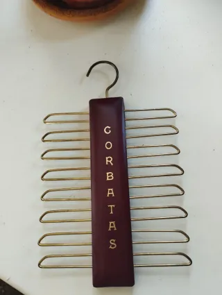 Antiguo corbatero de metal y cuero