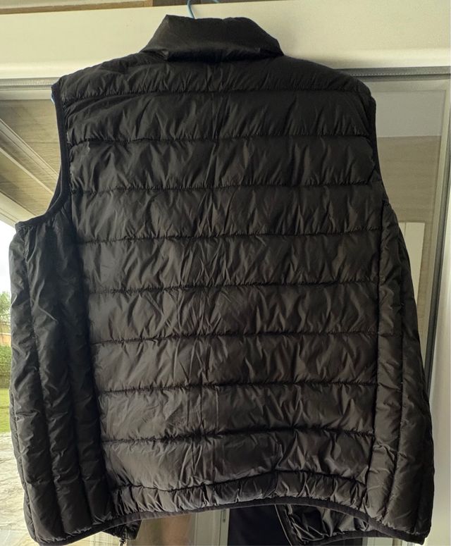 Chaleco plumífero negro talla 44. Hombre.
