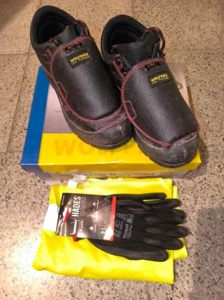 Botas de trabajo Wolfpack negras y rojas.