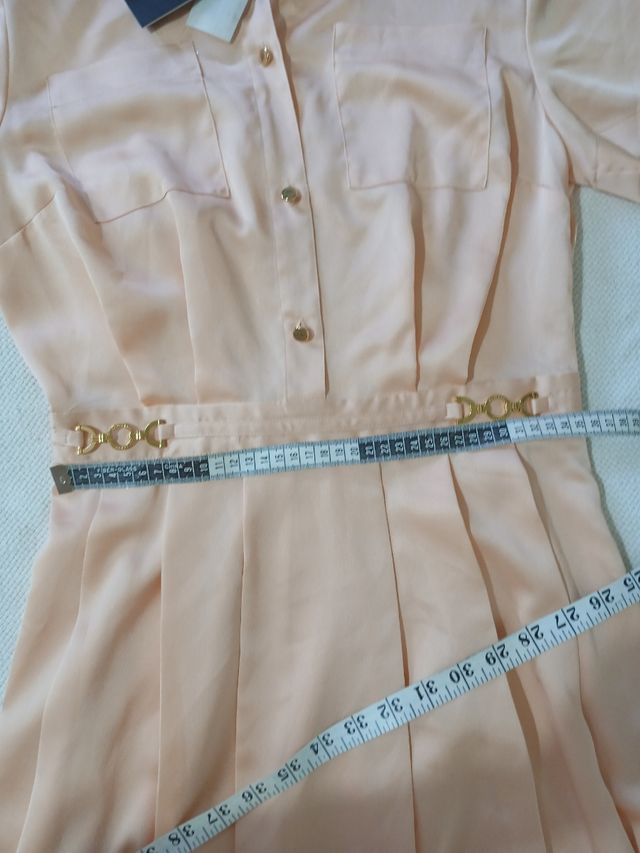 Vestido Guess elegante color melocotón