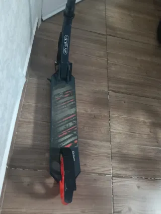 Patinete infantil naranja y negro Decathlon