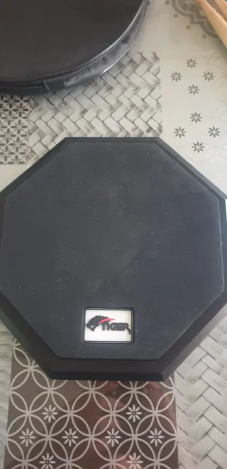 Tambor sordo y baquetas Tiger