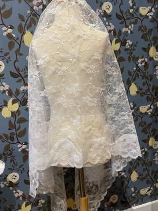 Mantilla de encaje blanco niña