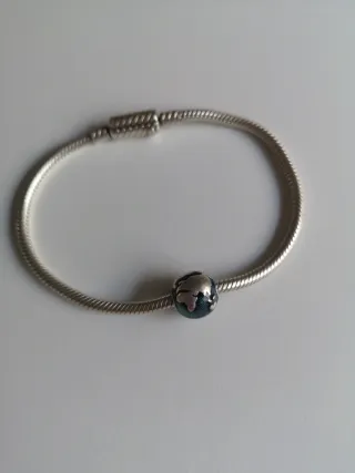 Pulsera Pandora con charm de globo terráqueo