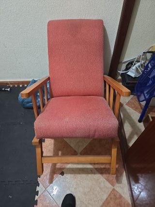 Mesesora de madera con tapizado rojo – elegante.