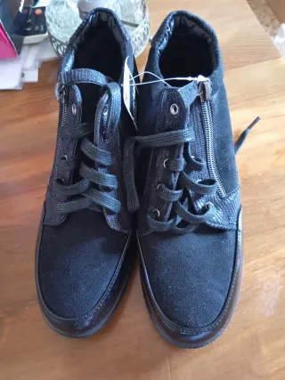 Zapatos negros con cremallera y cordones