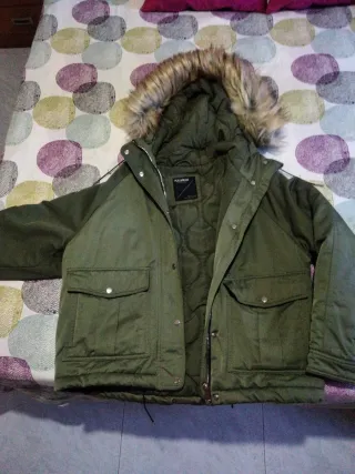 Chaquetón Pull&Bear verde con capucha