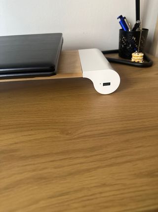 Base para pantalla con puertos USB