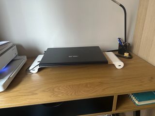 Base para pantalla con puertos USB