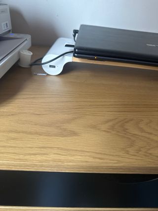 Base para pantalla con puertos USB