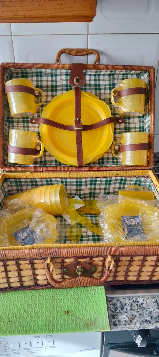 Cesta de picnic mimbre y plástico amarillo