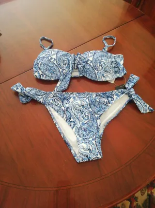 Bikini azul y blanco