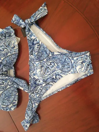 Bikini azul y blanco