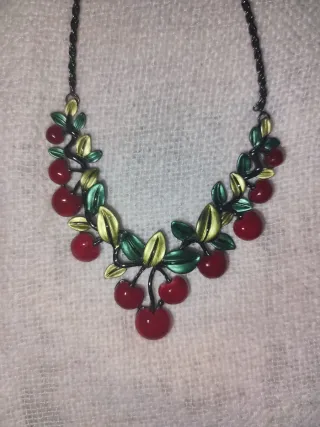 Collar de cerezas y hojas