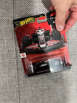 Hot Wheels Premium F1 Sauber sin abrir