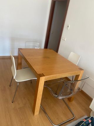 ¡Se vende conjunto de mesa de comedor y 4 sillas!