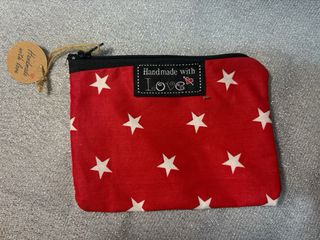 Set pochette Handmade stelle sfondo rosso