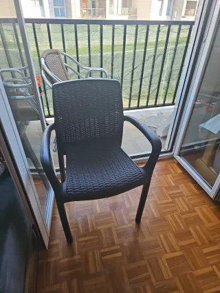 Silla de plástico negra