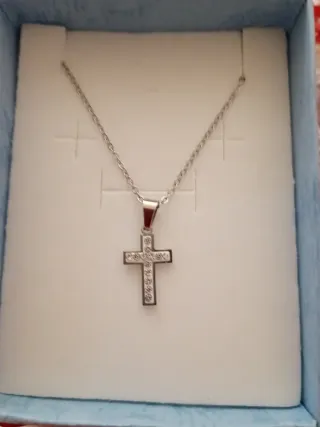 Collana con ciondolo a croce