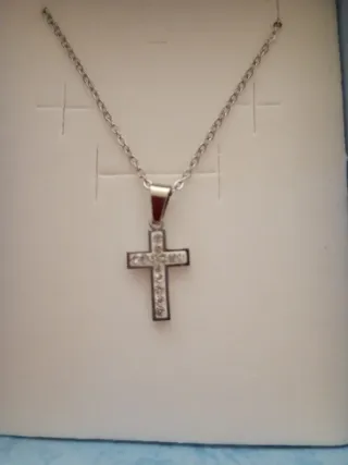 Collana con ciondolo a croce