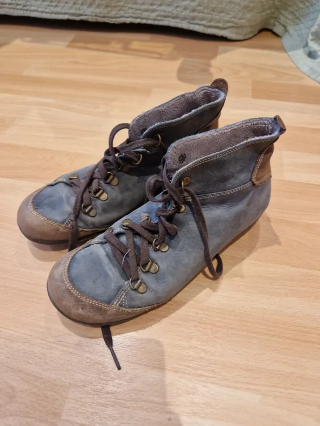 Botas de cuero azul y marrón