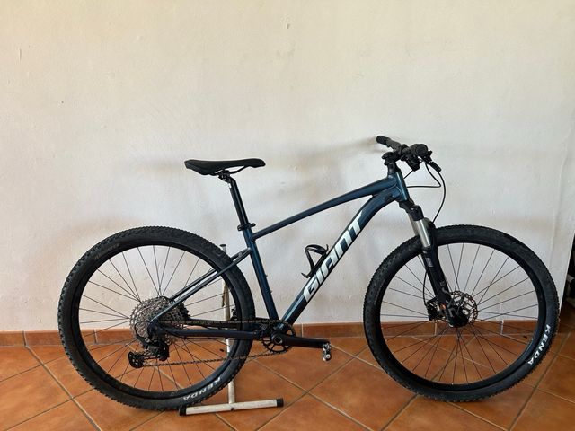 Bicicleta MTB Giant Talon 2 2024, poco uso