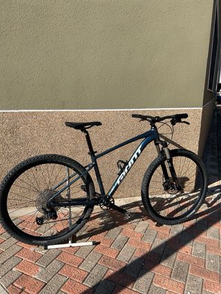 Bicicleta MTB Giant Talon 2 2024, poco uso