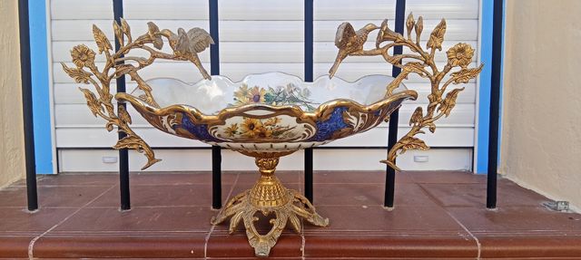 Antigüedad frutero porcelana y bronce
