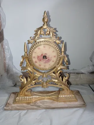 Reloj de sobremesa antiguo dorado