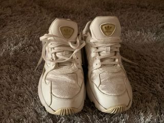 Zapatillas Adidas Talla 38 Doradas y Blancas