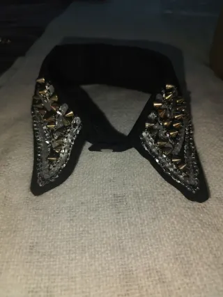 Cuello de camisa con tachuelas