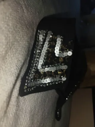 Cuello de camisa con tachuelas